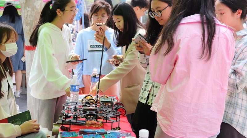 为了鼓励高新技术企业的发展，我国政府实施了一系列税收优惠政策。主要包括：